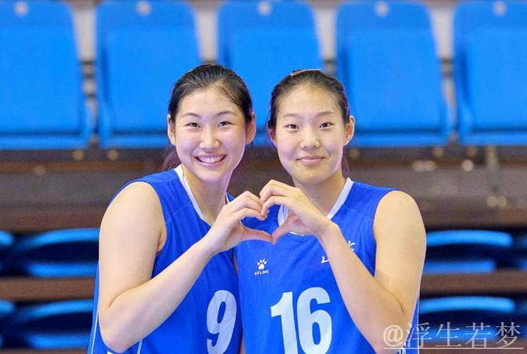 山东女排全力出征，新老队员展现实力；浙江女排后起之秀崭露头角。